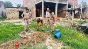  लालगंज, प्रतापगढ़। आबकारी विभाग व पुलिस की संयुक्त टीम द्वारा औचक छापेमारी कर आरोपियों के पास से बीस लीटर अवैध शराब तथा दो कुंटल लहन बरामद की गयी है। सांगीपुर थाना के तारापुर व भगतपुर तथा लालगंज के सरैंया गांव में आबकारी निरीक्षक अशोक कुमार के नेतृत्व में संयुक्त छापेमारी में बरामद हुयी लहन को मौके पर ही प्रवर्तन टीम ने नष्ट कराया। वहीं तहरीर पर पुलिस ने आरोपियों के खिलाफ लालगंज एवं सांगीपुर थाने में आबकारी अधिनियम के तहत केस दर्ज किया है।